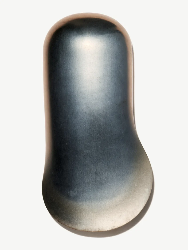 Konceptstudie af et ergonomisk skønhedsredskab i børstet metal